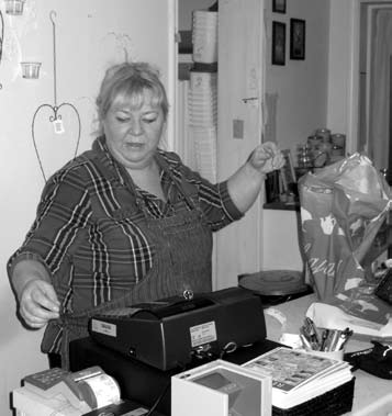 Mor och dotter, samma andas barn. Numera är det full fart på affärerna på Majas Café även under vintern! En del människor har nog entreprenörskap i blodet vi andra inte!