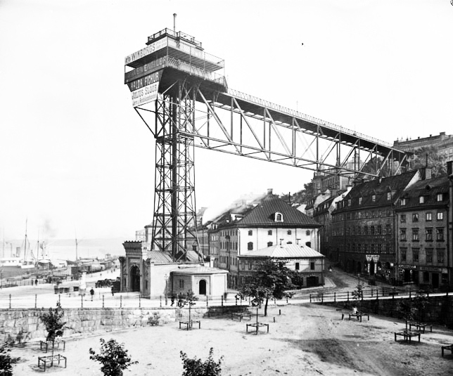 De rika köpmän och grosshandlare som använde kajen utmed den östra stranden av Stadsholmen (Gamla stan) till sina skepp, började bygga ståtliga stenhus utmed den.