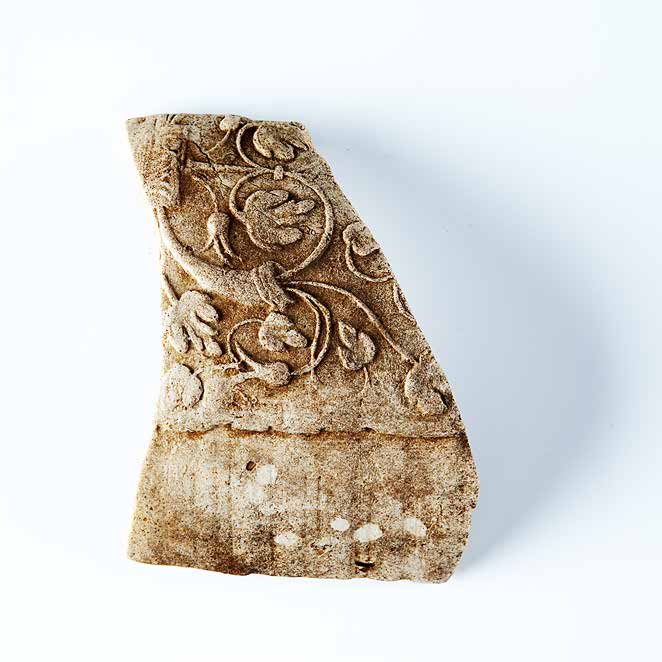 Säveån genom Gamlestaden 17 Figur 15. Keramikfynd från Säveån. En skärva från ett slutet stengodskärl med plastisk dekor. Foto Sigfrid Carlsson, Bohusläns museum.