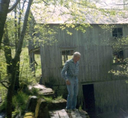 Trålanda kvarn och såg (Nummer 4 på kvarnkartan) Omkring år 1870 anlades kvarn, såg och damm av Karl Jonsson, Trålanda. Ett stort och omfattande arbete.