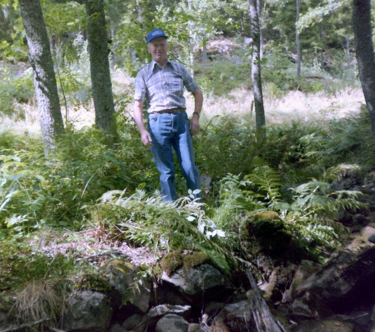 Lerbäcken (Nummer 17 på kvarnkartan) Alf Andersson visar oss Lerbäckens kvarnplats sommaren 1994. Alf Andersson har fått Lerbäckens kvarnplats utpekad för sig av Lerbäckapojka August och Aron.