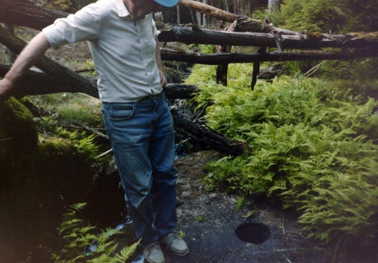 Thor Lund, vid en av de kvarvarande stenarna, år 1994. Enligt John Winkvists kvarnmarkeringar skall det ha funnits en väderkvarn i området kring Kvarnberget.