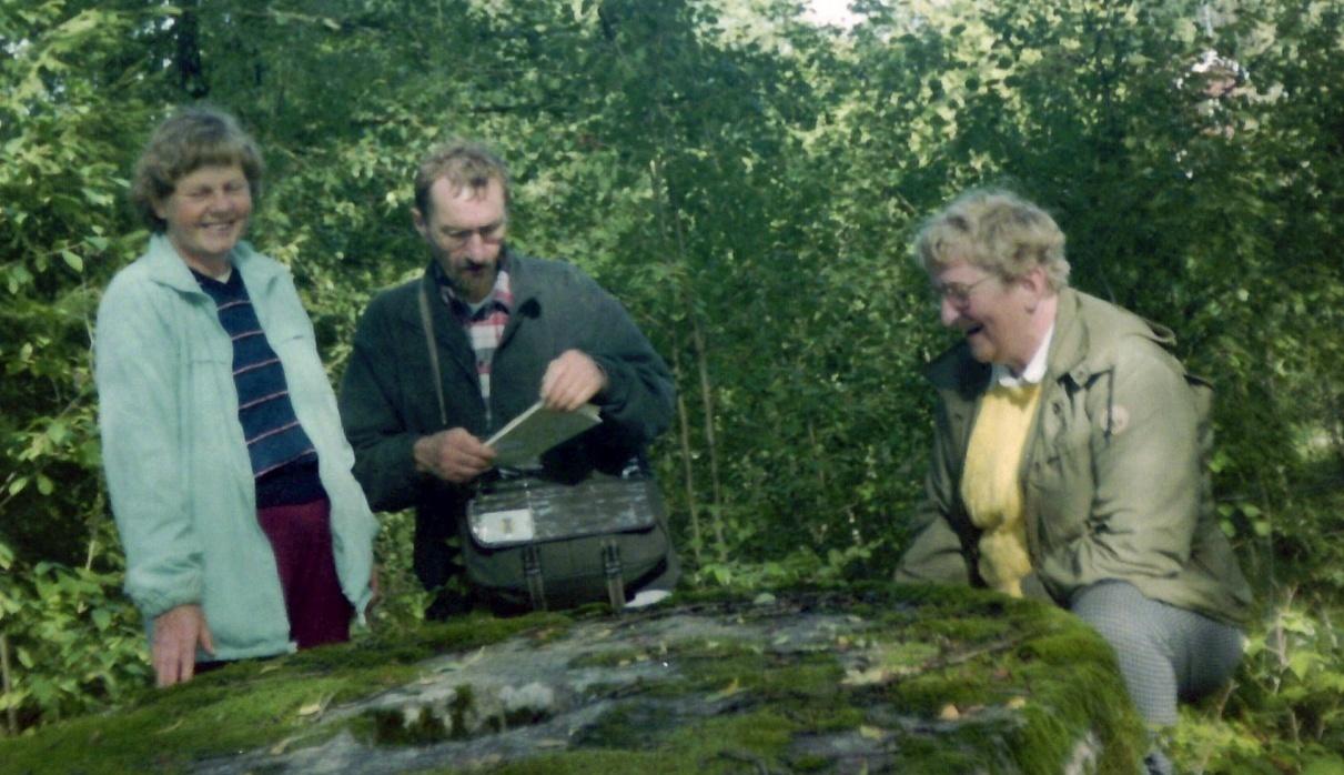 Kvarnplats Klovnebacken/Deragården (Nummer 50 på kvarnkartan) Vid sidan av vägen mellan Klovnebacken och Deragården vid Klovnebackebäcken ligger en stor kvarnsten. Den har sin särskilda historia.