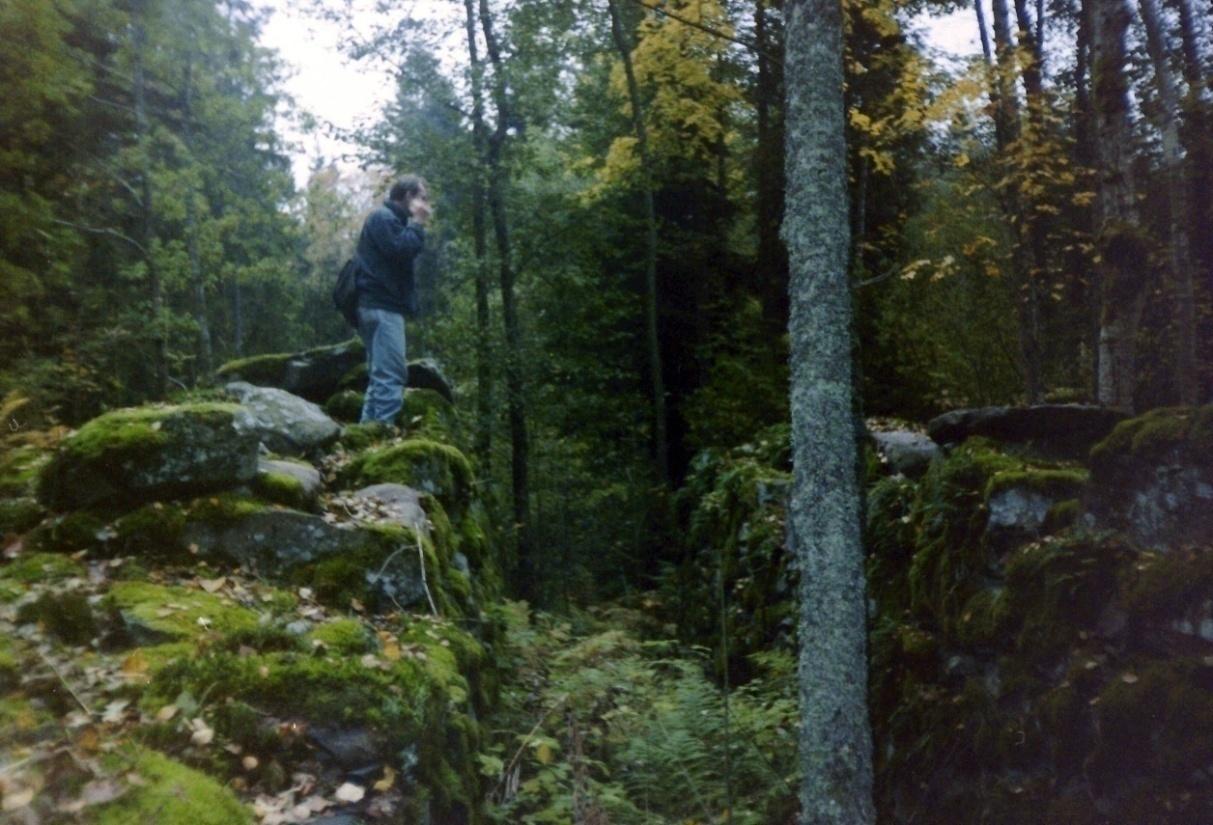 Baggebo kvarn (Nummer 71 på kvarnkartan) Erling Svensson fotograferar resterna av Baggebo kvarn hösten 1994. Omfattande stenrester ligger kvar och vittnar om att här måste funnits en större kvarn.