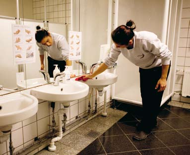 Här kan du få en pratstund och goda råd om de privata utmaningar som det innebär att hitta en bostad och bli en del av det lokala samhället.