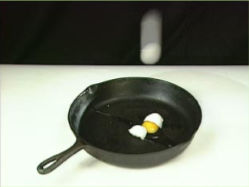 Gasen fyller nu en större volym än tidigare de enskilda gas molekylerna kan befinna sig på fler ställen än tidigare. Systemet är inte lika ordnat som tidigare, entropin har ökat.
