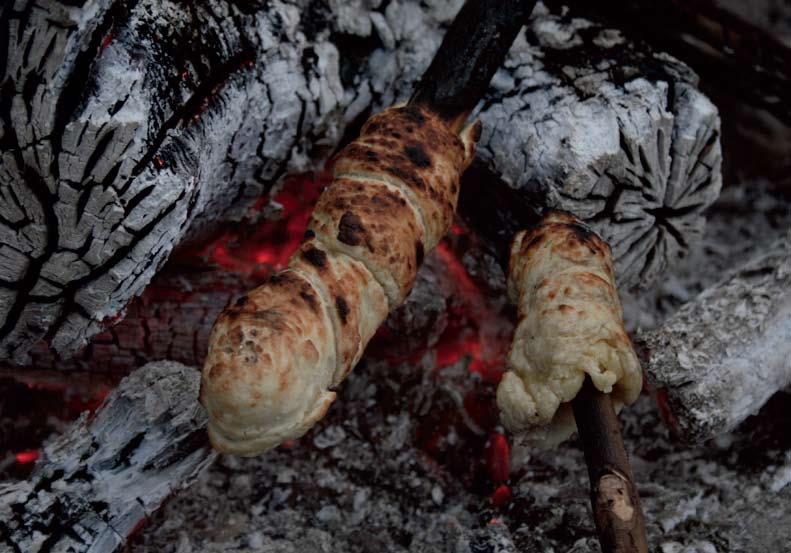 Pinnbröd 2,5 dl mjöl 1 tesked bakpulver 0,5 tesked salt 1 dl vatten Blanda alla torra ingredienser och tillsätt vatten. Knåda.