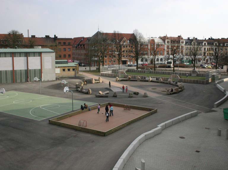 På Dammhagsskolan i centrala Landskrona är skolgården utformad med tanke på de behov och önskemål som barnen har i just den här stadsdelen.