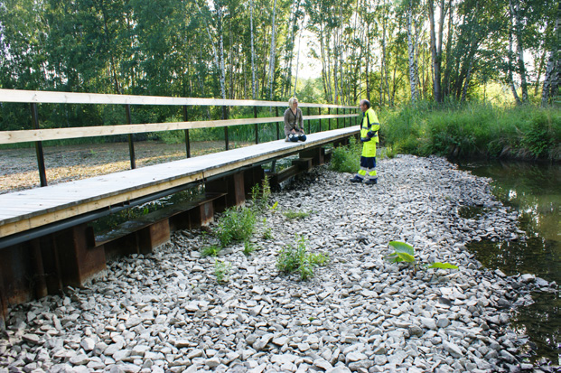 vattenanläggningarna placerades containrar i vilka provtagningsutrustning placerades.