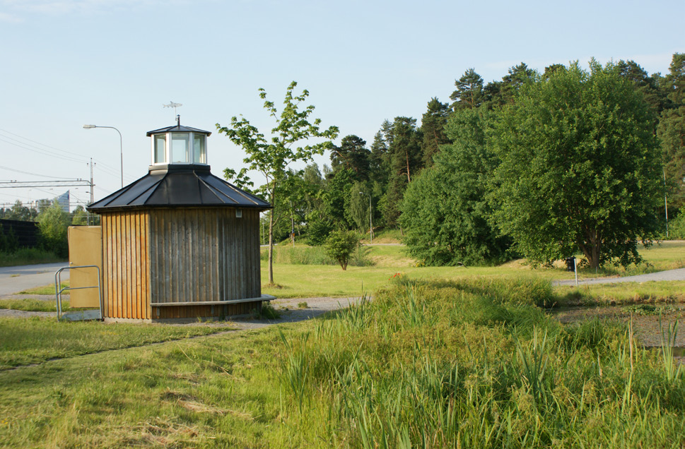 Inloppsledningen till fördammen kommer från en pumpstation som befinner sig i den södra delen av anläggningen.