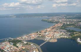 Kommunikationerna är fortfarande självklart en viktig del i stadskärnan och därför byggdes en bro där två av trafikfältet flyttades från Södra Strandgatan till bron.