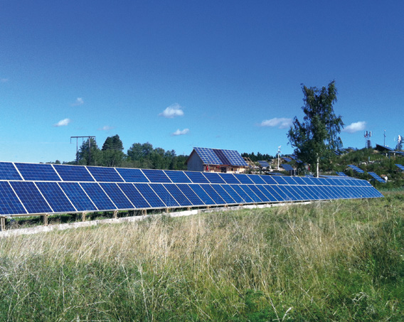 Solceller håller dessutom väldigt länge, minst 25 år, vilket gör att tänker man långsiktigt är det en oerhört lönsam investering också.