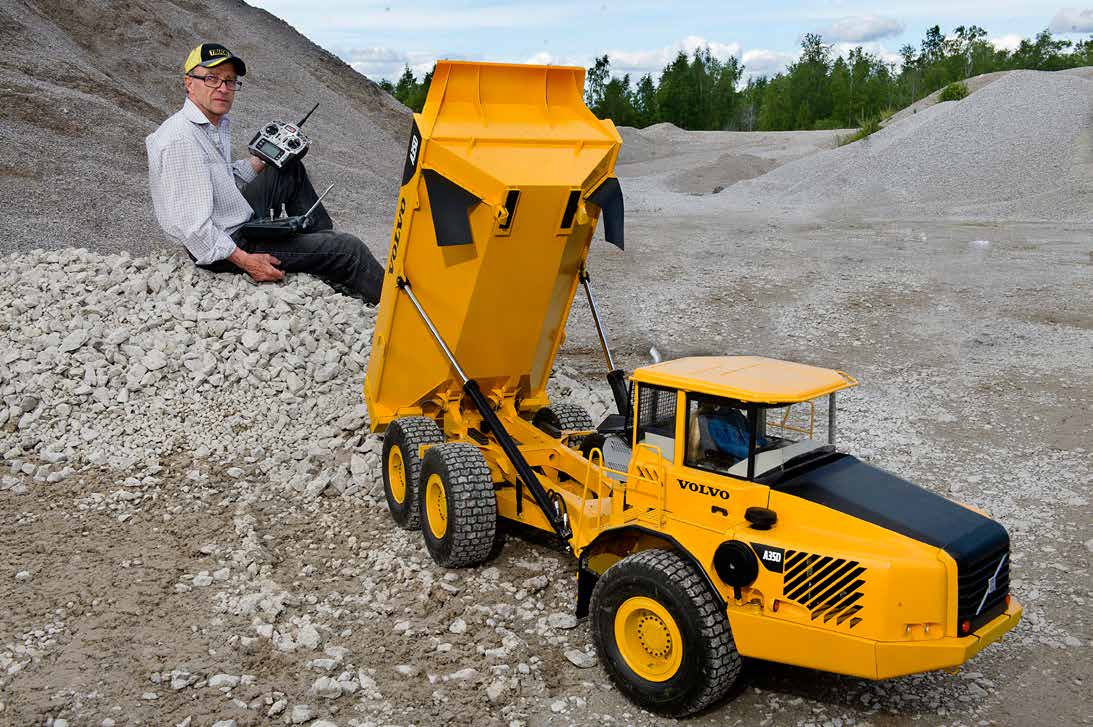 Det var spännande när jag provkörde för första gången i maj, bara sambon och grannen fick vara med, skrattar Roland efter nio års arbete med dumpern.
