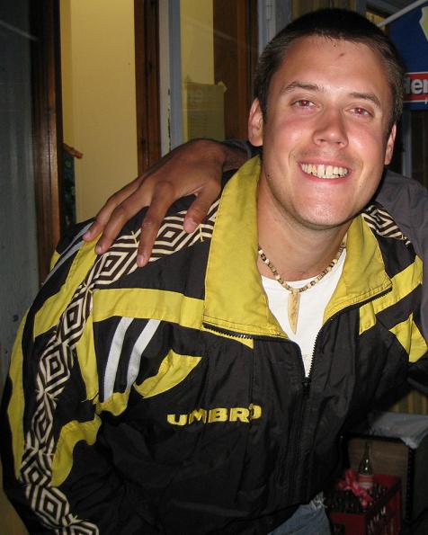 göra. Anders 24 år: Läraren ska ta kontakt med eleven lite då och då, följa upp hur eleven mår under hela skoltiden och vara ett extra stöd om det behövs.