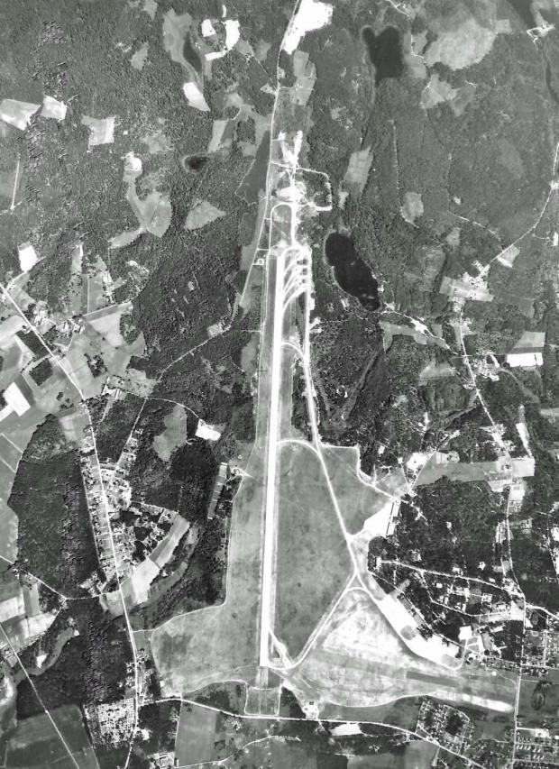 Första permanenta banan, sedd från inflygning över Kallinge och flottiljvägen. F17 första permanenta bana var 300 x 40 m. Den byggdes av Skånska Cementgjuteriet och var klar i juli 1947.