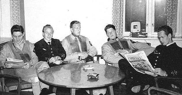 november år 1950 och 105 förväntansfulla signalistkaniner skulle rycka in på Flygvapnets Signalskola, Viksäng, i utkanten av den vackra mälarstaden Västerås. Kungl.