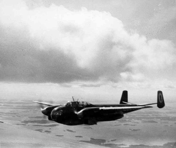 Fr v piloten lt Hovgard och fj Svensson. Historiska flygplanstyper Vi fick flyga baksits i T 18 B, B 18 och B3 samt några timmar i J 33 på F1.