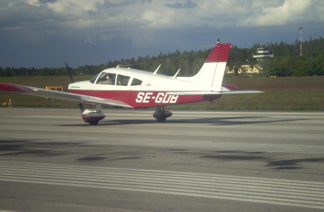 En solskenshistoria Piper PA 28 Cherokee startar på bana 01/F17 Tiden läker alla sår? Följande är en solskenshistoria, men med en tragisk bakgrund.