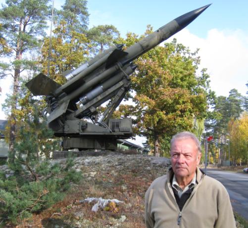 F17 KAMRATFÖRENING I skrivande stund upplever jag en fantasisk vårdag. Ena stunden regnar det. Därefter lätt snöfall blandat med hagelskurar. Däremellan strålande solsken.