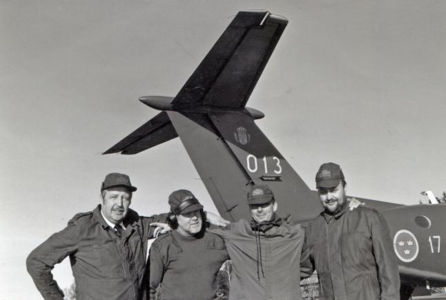 skap alternerade veckovis mellan kompanierna. Då SK-60 kom ut på flottiljerna, i början på 1980-talet, väcktes tankar om att lyfta ur sambandsflyget från kompanierna.