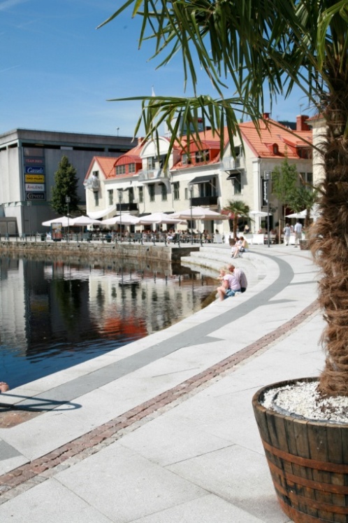 Enligt trafikteorin är detta inte optimalt, trots de förhållandevis låga hastigheterna. Man borde istället planskilja gångtrafikanterna från bussarna eller försöka göra tydligare övergångställen.