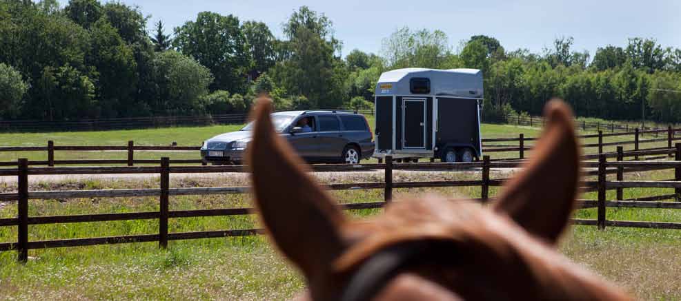 Thule Prestige Thule Prestige En trygg och säker hästtrailer med Thules säkerhetsinredning, bomutlösning på fram bommar, Easy Lock bak bommar och justerbar spiltbredd enligt sid 4-5.