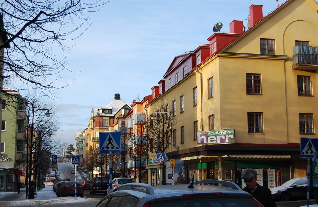 Topografin Centrala Sundbybergs bebyggelse följer topografin på så vis att när marken stiger, stiger även byggnadshöjderna och antalet våningar.