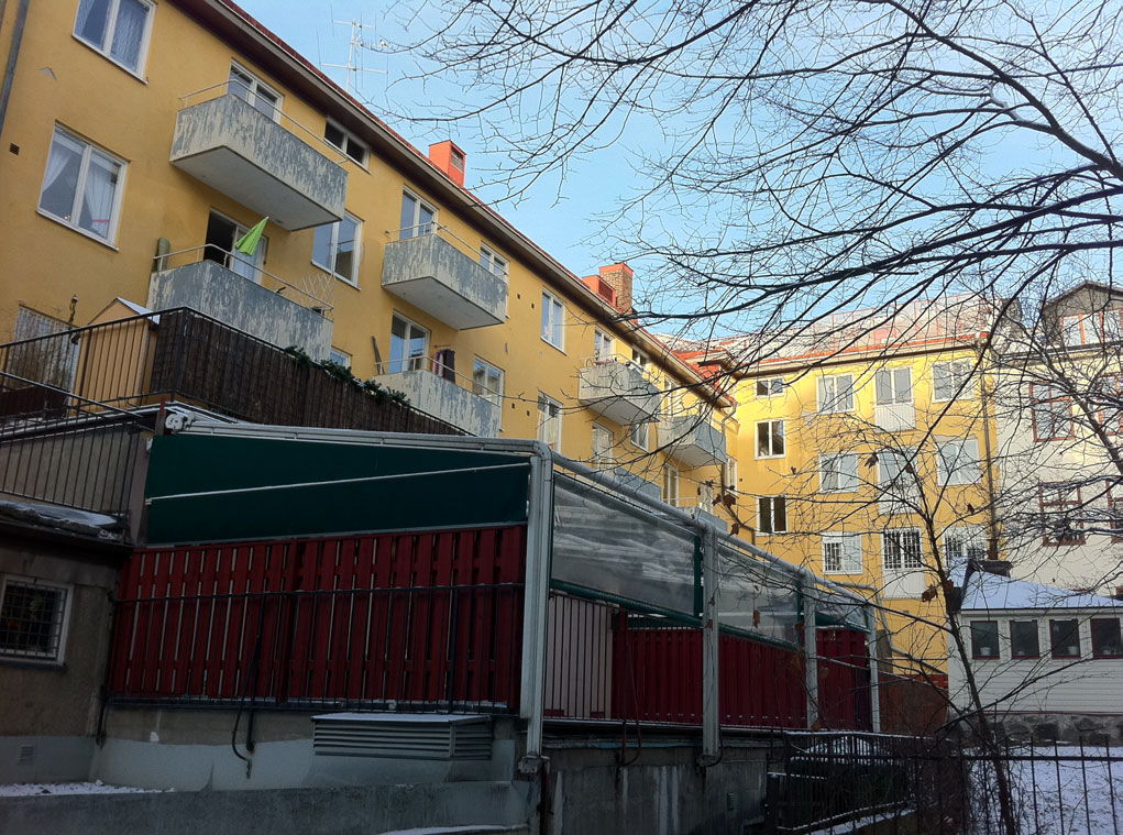 Fasaden mot Sturegatan är slät med två balkonger med smäckra smidesräcken som accentuerar hörnet. Fönstren är ursprungliga vitmålade träfönster i lite olika format med typiska horisontella spröjsar.