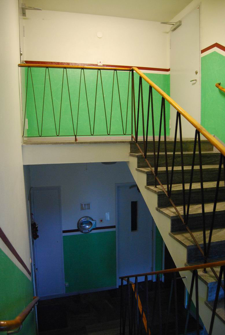 Interiör I trappan är sätt- och plansteg samt golvet på trappavsatserna av kolmårdsmarmor.