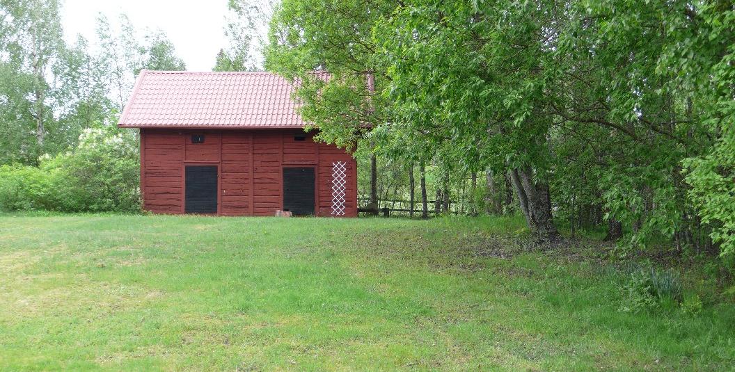 Delen väster om länsvägen utgörs av ett mindre skogsparti som fungerar som skolskog för Vikstaskolan utom planområdet Planområdet omges i söder och väster av bostadsområden.