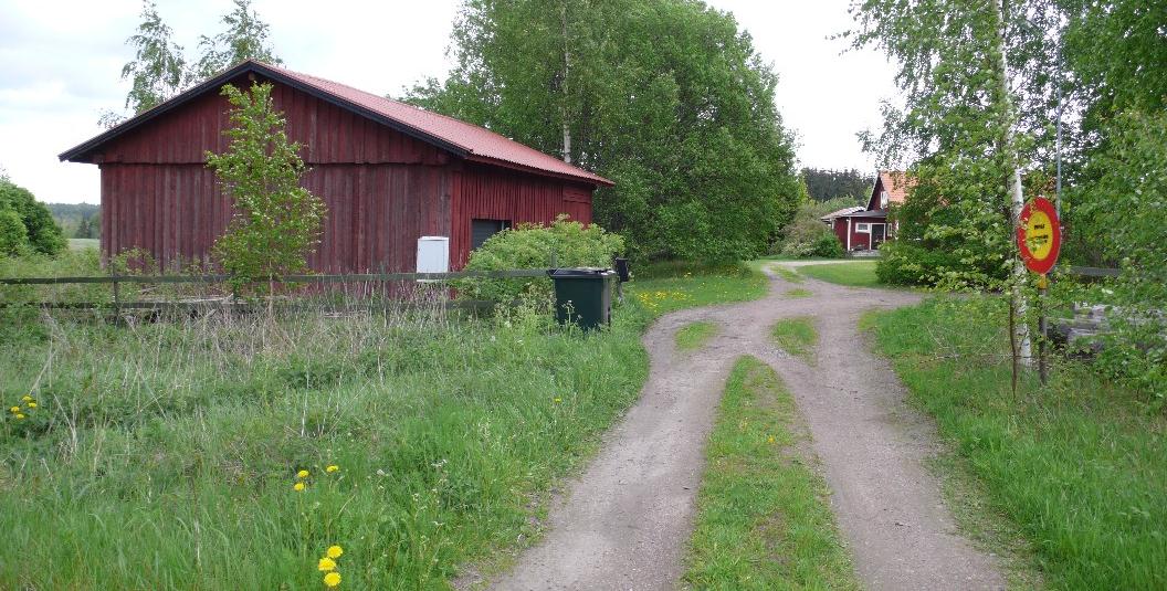 10 Vidare finns ett ytterligare ett uthus och en lekstuga.