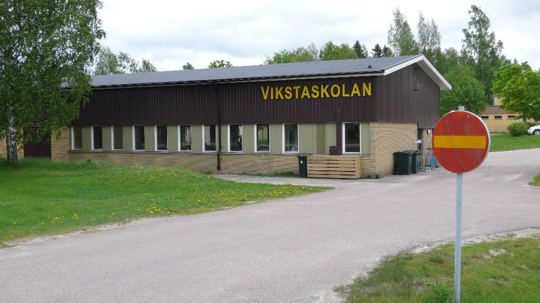 11 Vikstaskolan i söder är en envåningsbyggnad med fasader i gult tegel och träpanel. Service samhällelig Förskolor finns på ett flertal ställen inom tätorten.