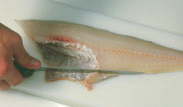 Vänd fisken och gör likadant med den