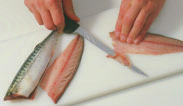 ryggbenet utan att skära igenom fisken. 7.
