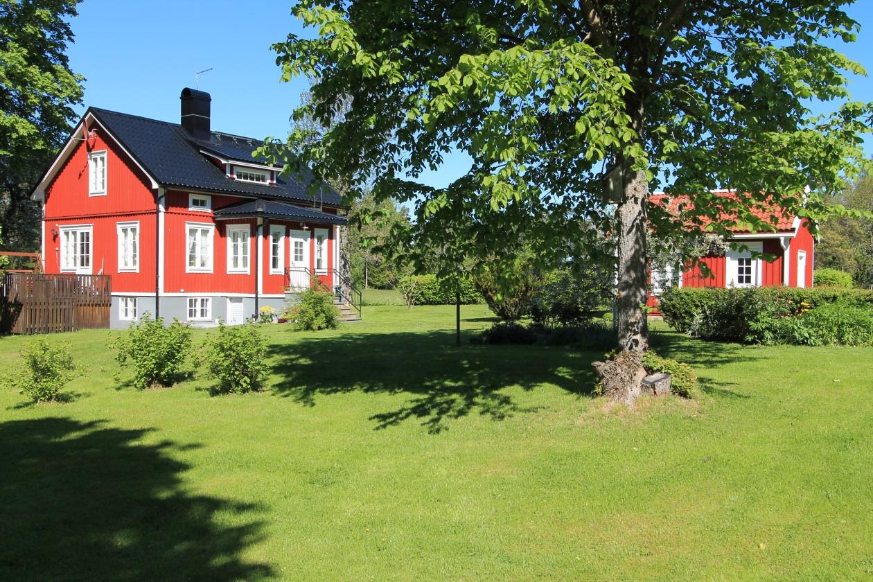 BOSTADSHUS i 1½ plan jämte markområde ca 2,6 ha i Torrbolstad by i Finström Presentation Ett charmigt och mycket välskött bostadshus som ursprungligen är uppfört i stående stock år 1934 i 1½ plan med