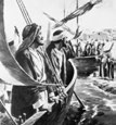 Men de hörde inte rösten som talade till Saul, vilket därigenom förklarar olikheterna i redogörelserna för vad männen såg och hörde under Paulus upplevelse i Apostlagärningarna 9:7 och 22:9.
