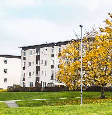 I Vilbergen bor du med gångavstånd till city på samma gång som du har naturen precis utanför dörren. Vill du inte promenera in till stadskärnan är det enkelt att ta bilen eller bussen.