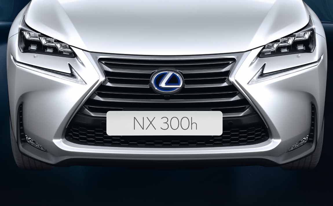 DESIGN GATUKONST NYA DISTINKTA NX 300h VISAR UPP EN BREDBENT HÅLLNING MED DJÄRV LEXUS-GRILL OCH ELEGANTA LED-LJUS BÅDE FRAM OCH BAK.