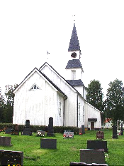 Stentrappor förbinder terrasserna och rakt vinklade grusalléer delar gravkvarteren. Norra kyrkogården saknar yttre ingångar.