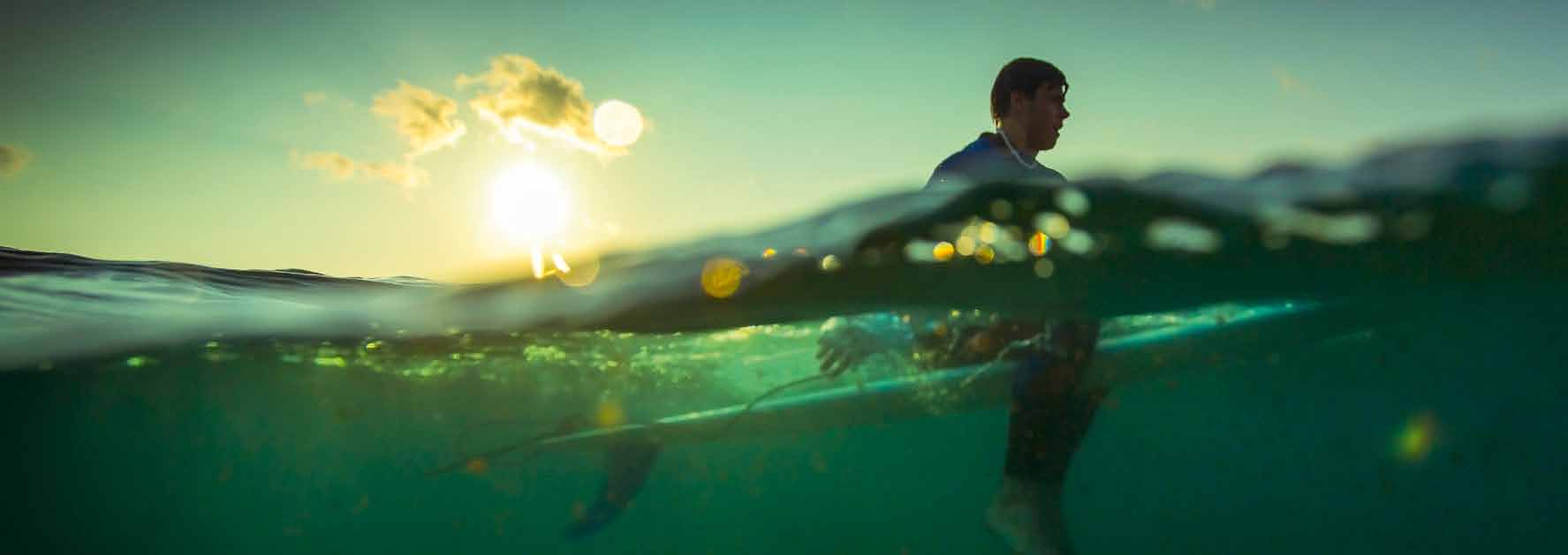 I väntan på vågen. Jens Klarén spanar efter rätt vatten att glida inåt med. Det är så vackert att jag ryser. Eller är det min gummiklädda kropp som reagerar på temperaturen?