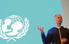 Vi är oerhört stolta och glada över priset, säger Unicefs marknadschef Anna Ryott, som tog emot priset.