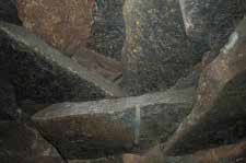 Kallmurning och valvslagning Vänster: Enstaka långa borrhål visar att materialet är sprängt ur berg eller stenblock.