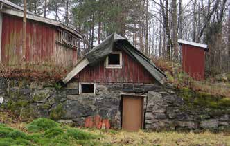 Tryck aldrig upp sten i ett valv då kan trycket släppa och valvet rasa! Stötta därför aldrig upp ett valv med stöttor invändigt.