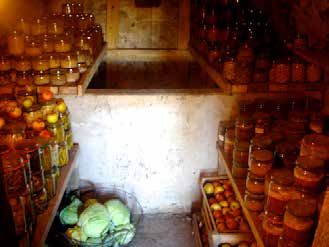Under sensommaren och hösten, fylldes källaren så småningom med konserver, saft, sylt, grönsaker, rotfrukter och potatis.