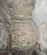 Vänster: En något modernare variant av källare som är byggd i stora förfabricerade kalkstenshällar och sammanfogad med järnkramlor. Höger: Innertak av trä med slanor och åsar.