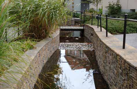 Dagvattenkanal Öppna kanaler för avledning av dagvatten kan ge ett trevligt och spännande inslag i mer stadslika bostadmiljöer, samtidigt som de synliggör och skapar förståelse för dagvatten.