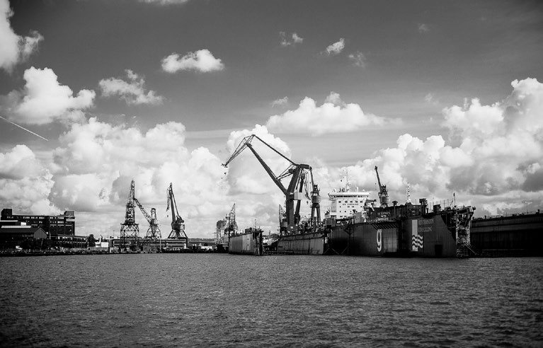 Ska jag vara korrekt är en svartvit bild inte svart och vit utan gråskala. Men, det är helt okej att fortsätta att kalla bilderna svartvita. I Lightroom finns två sätt att göra bilden svartvit: 1.