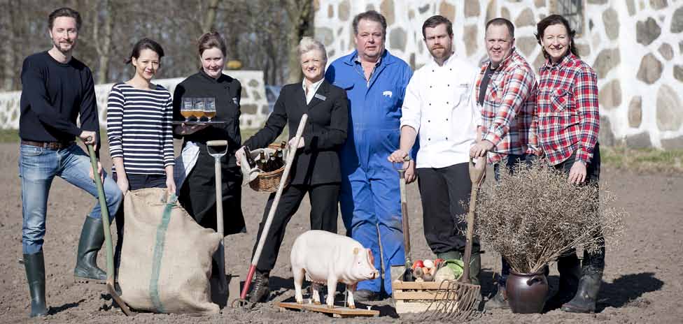 Vi erbjuder fine dining och fika i trädgården.