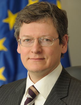 EU-kommissionär László Andor hoppas att en ungdomsgaranti ska få ner ungdomsarbetslösheten.
