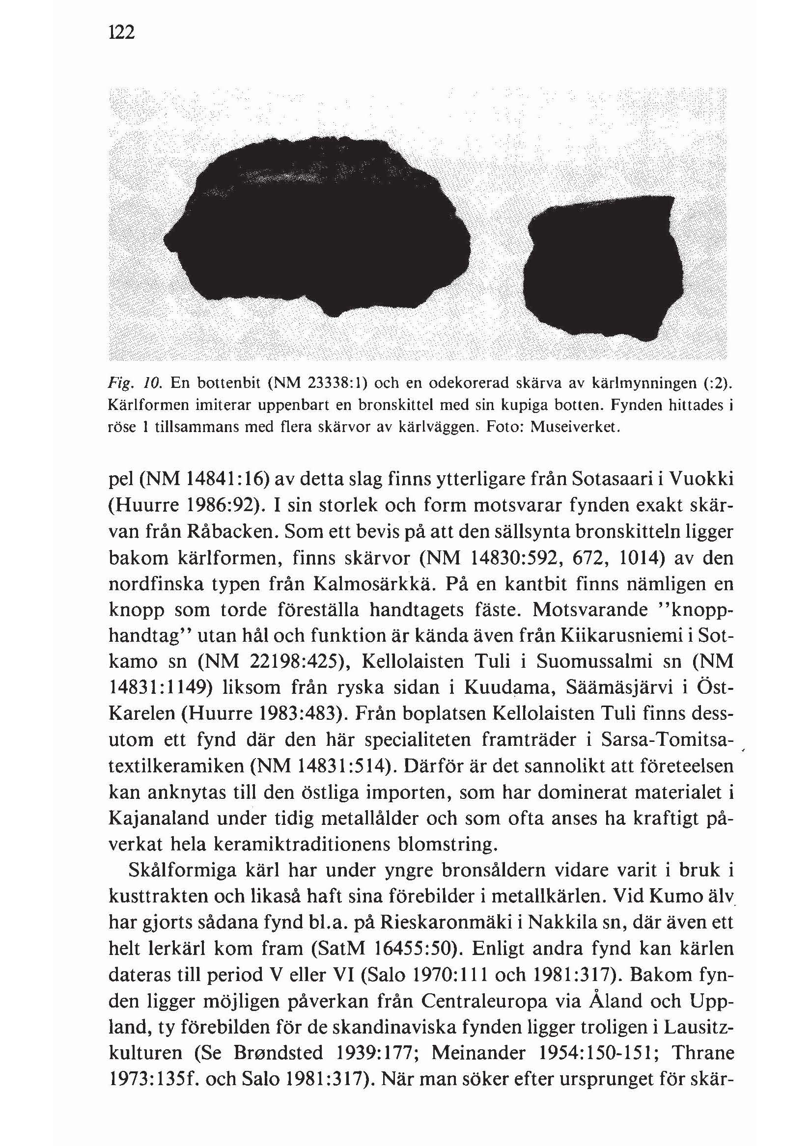 122 Fig. JO. En bottenbit (NM 23338: I) och en odekorerad skärva av kärlmynningen (:2). Kärlformen imiterar uppenbart en bronskittel med sin kupiga botten.